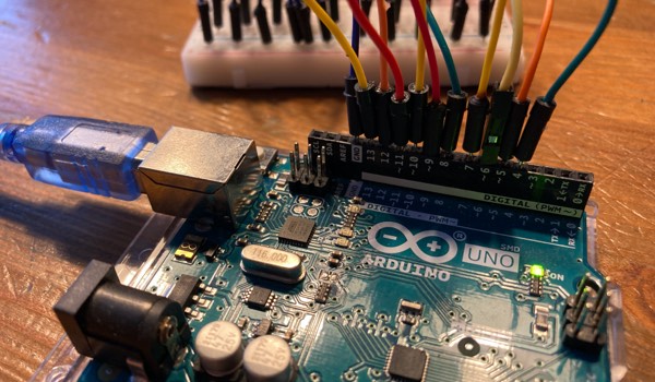 Steek de draadjes in de arduino