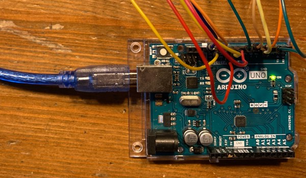 Steek de draadjes in de arduino